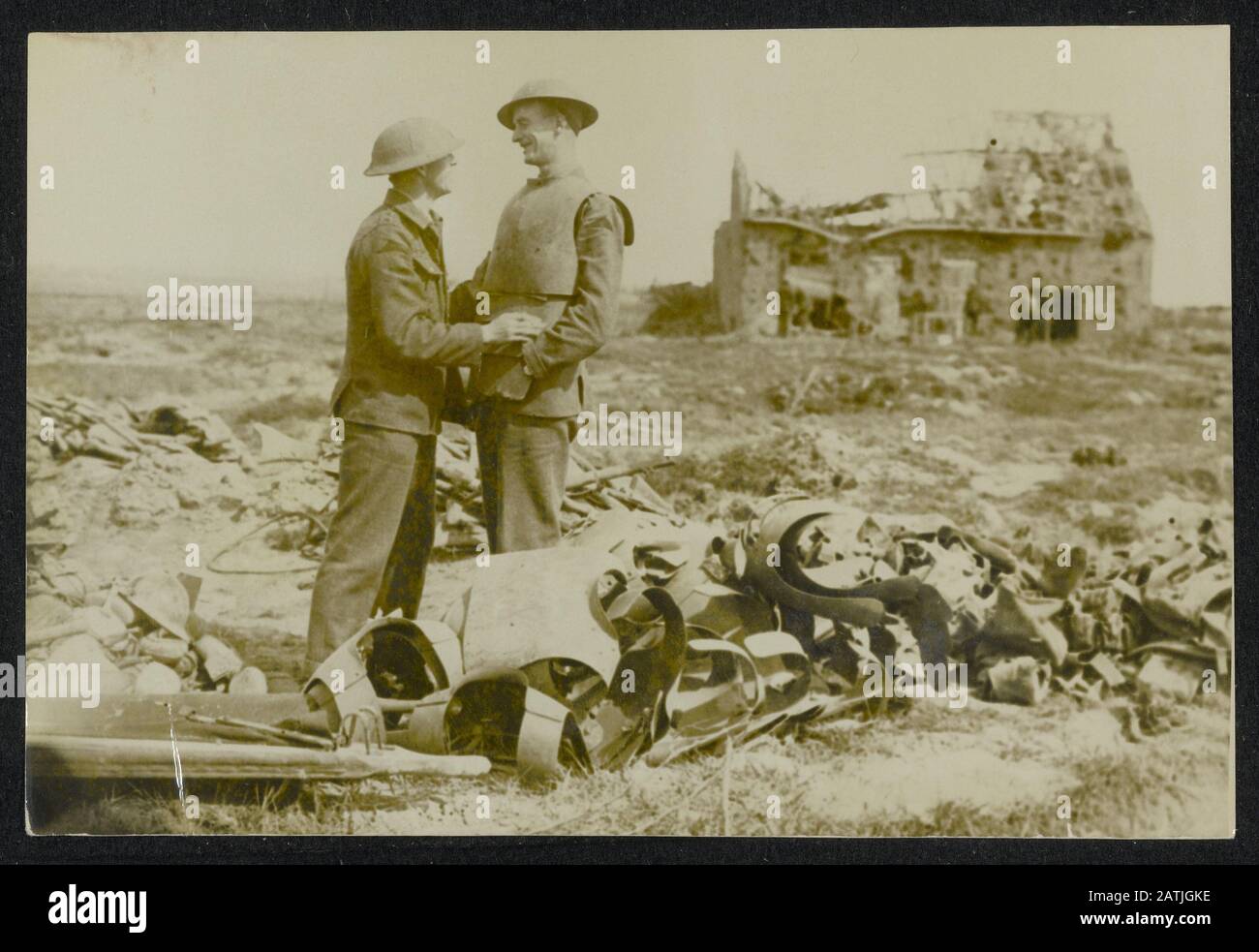 Die Britische Westfront. Battle of Flanders Beschreibung: Just You Fit Old Chap Trying on German Armour Annotation: British Western Front. Die Schlacht von Flanders. Genau Ihre Größe, britischer Soldat passt ein deutsches Rüstdatum an: {1914-1918} Ort: Belgien, Flandern-Schlüsselwörter: WWI, Fronten, Soldaten, Rüstung Stockfoto