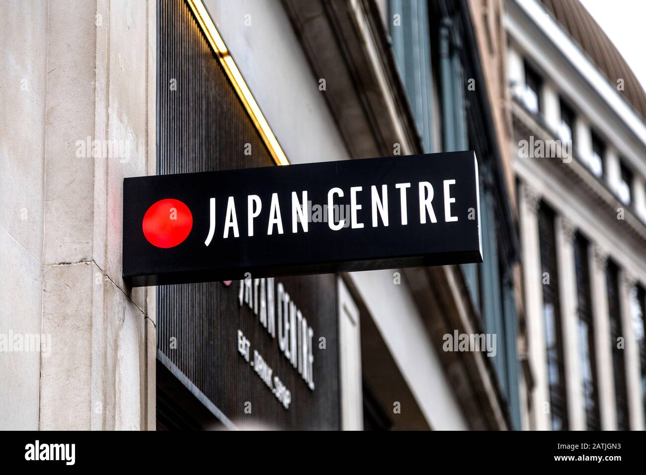 Schild für das Japan Center, den japanischen Supermarkt und die Lebensmittelhalle, an der Panton Street in der Nähe von Piccadilly, London, Großbritannien Stockfoto