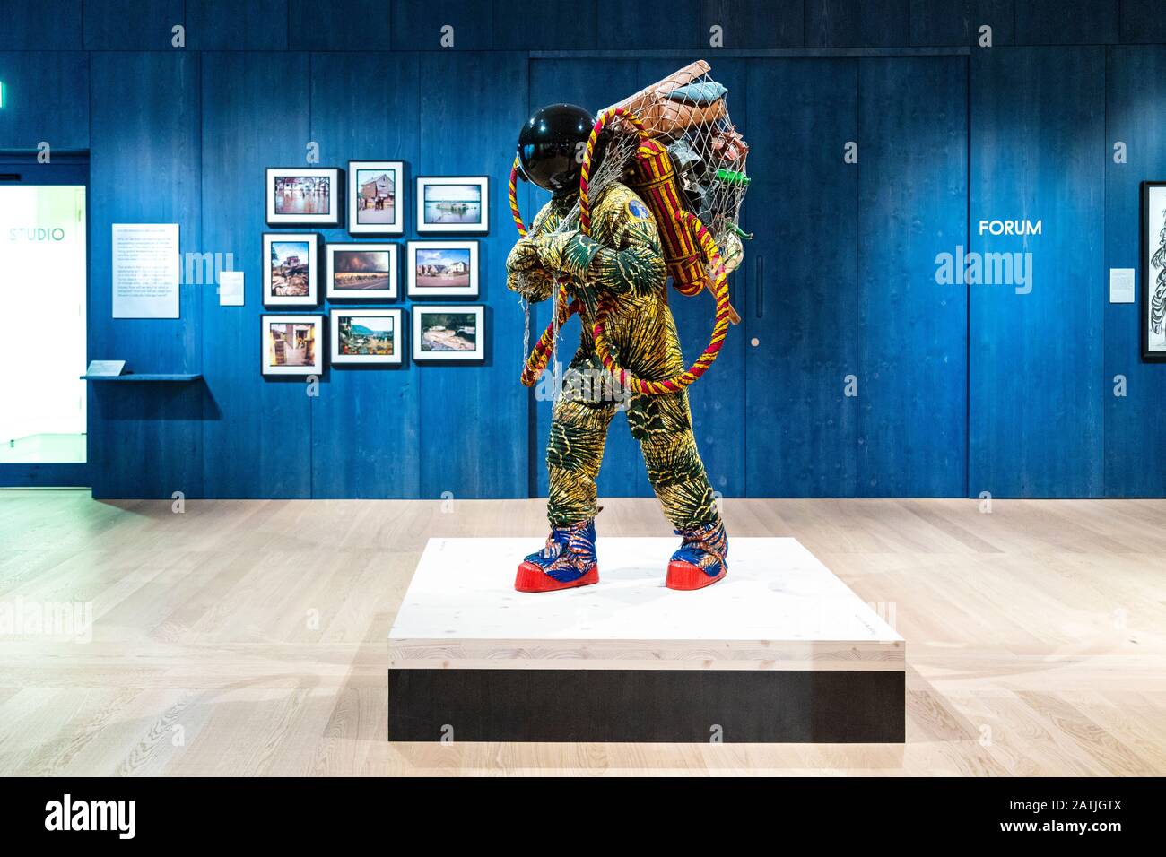 Zeigen Sie Exponate auf der ständigen Ausstellung "Being Human" in der Wellcome Collection, darunter Yinka Shonibares "Refugee Astronaut", London, Großbritannien Stockfoto