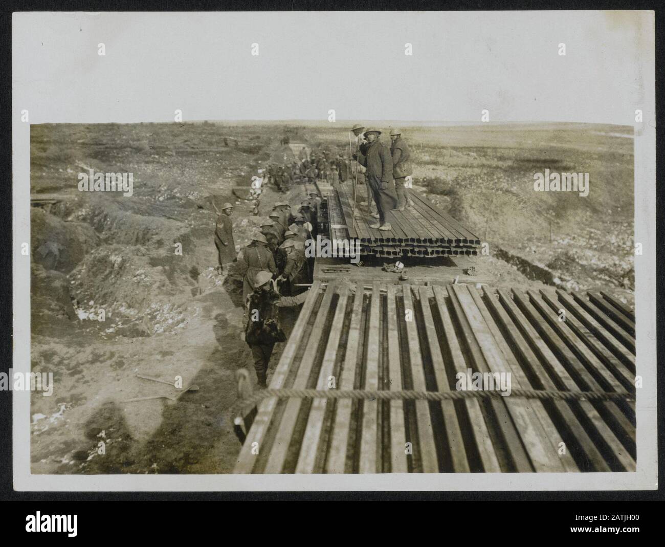 Beschreibung der British Western Front: Legen einer Linie auf dem Boden, die gerade von der Deutschen Anmerkung erfasst wurde: Die Westfront. Bau einer Eisenbahn an Land nur bis zu den Deutschen erobert Datum: {1914-1918} Schlüsselwörter: WWI, Fronten, Militär, Eisenbahn, Eroberung Stockfoto