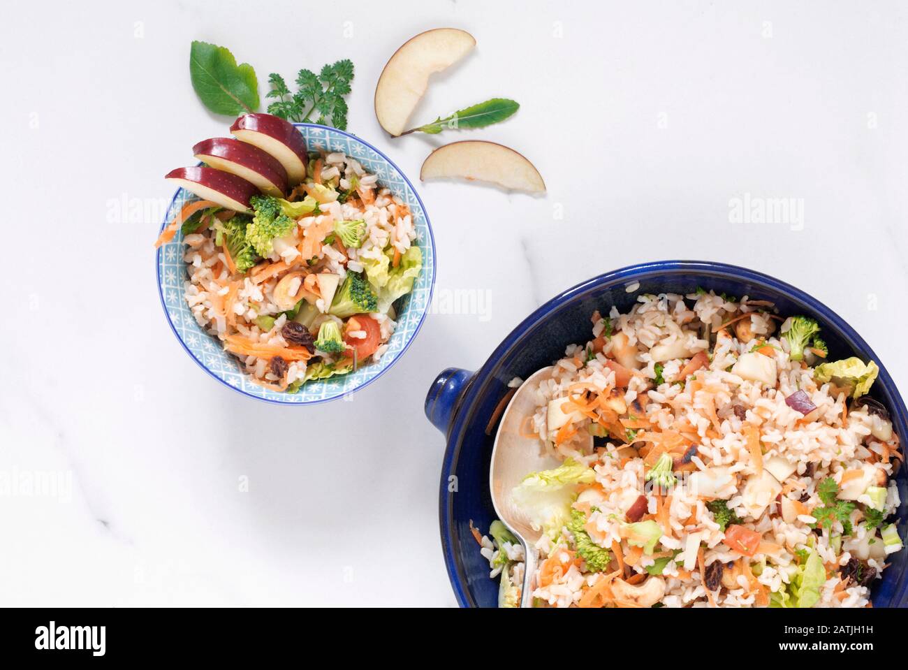 Brauner Reissalat in einer Schüssel auf einer Marmoroberfläche. Stockfoto