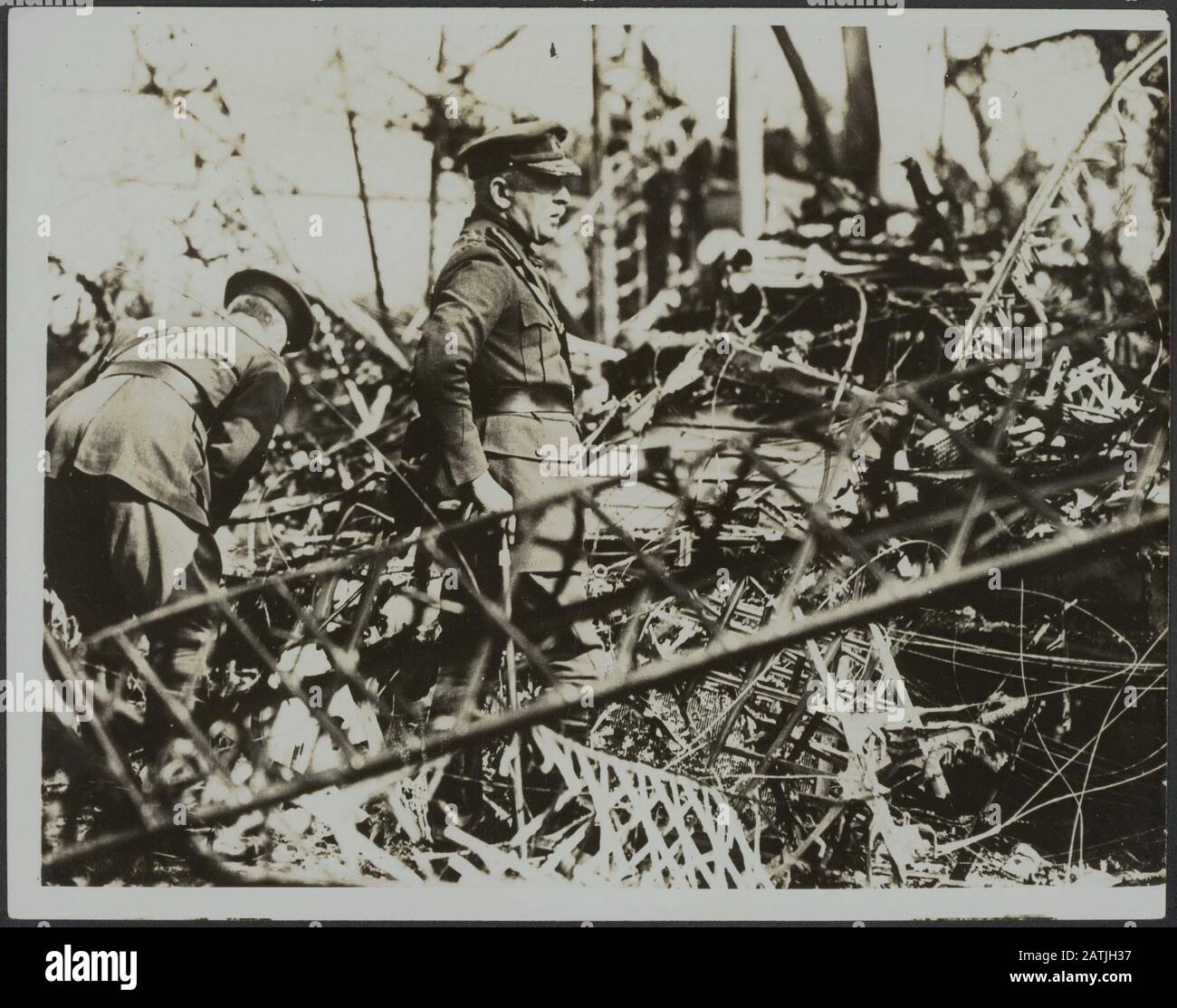 Foto des 2. Zepelins, Das Am 24.09.1916 Gefallen ist Beschreibung: Lord French verbrachte eine Beträchtliche Zeit damit, jeden Teil zu untersuchen Anmerkung: Das Zepelfoto wurde am 24. September 1916 abgeschossen. Armeekommandant Lord John French hat viel Zeit damit verbracht, alle Teile zu studieren Datum: 24. September 1916 Standort: Großbritannien Schlagwörter: Kommandeure, erster Weltkrieg, Wrackteile, Blimps Personenname: French, John Stockfoto