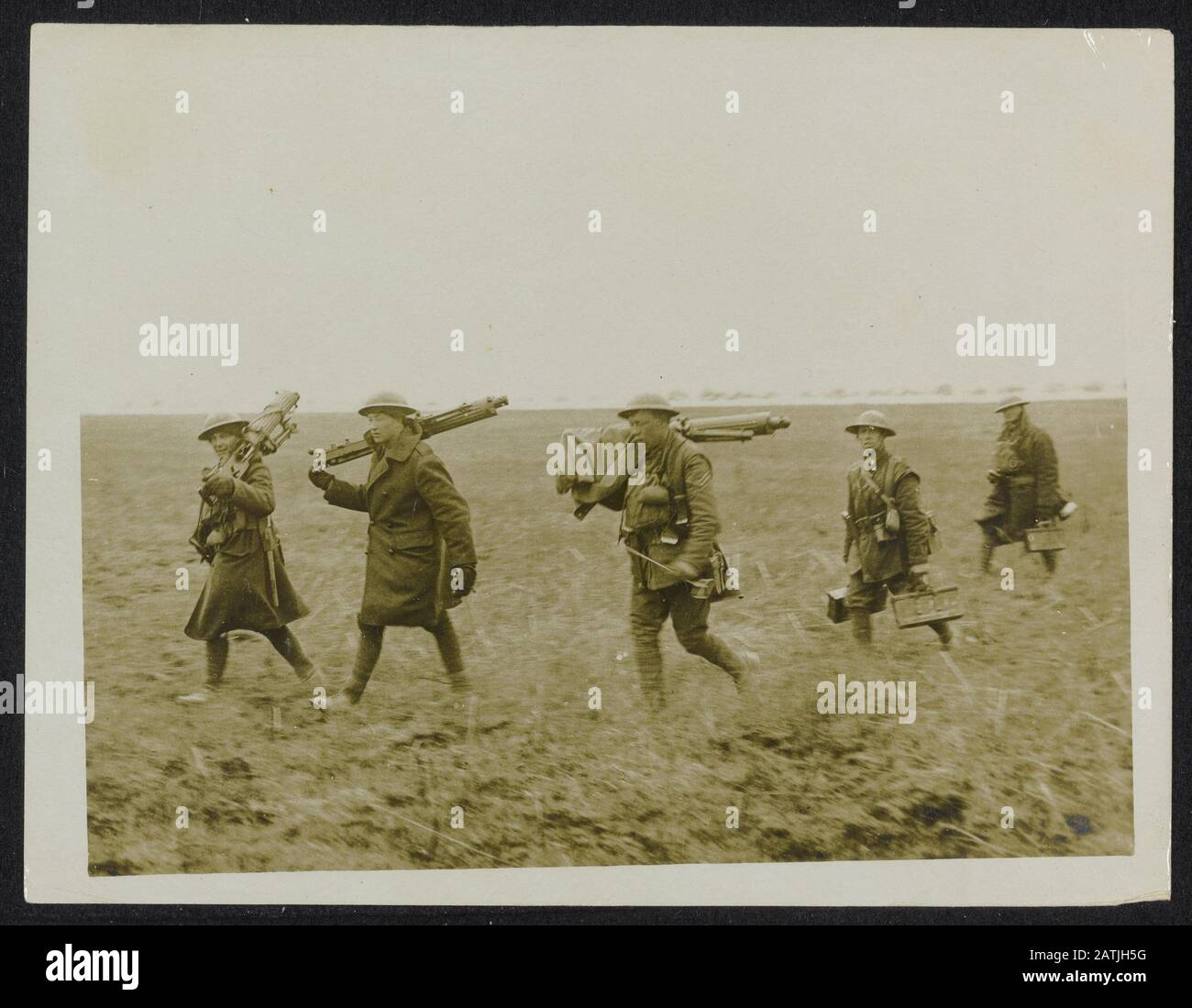Die britische Westfront in Frankreich. Die deutsche Offensivbeschreibung: Maschinengewehr-Party geht in Aktion. Anmerkung: Die britische Westfront in Frankreich. Die DITSE-Offensive. Maschineneinheit beginnt mit dem Datum der Aktion: {1914-1918} Ort: Frankreich Schlagwörter: WWI, Fronten, Maschinengewehre, Soldaten Stockfoto