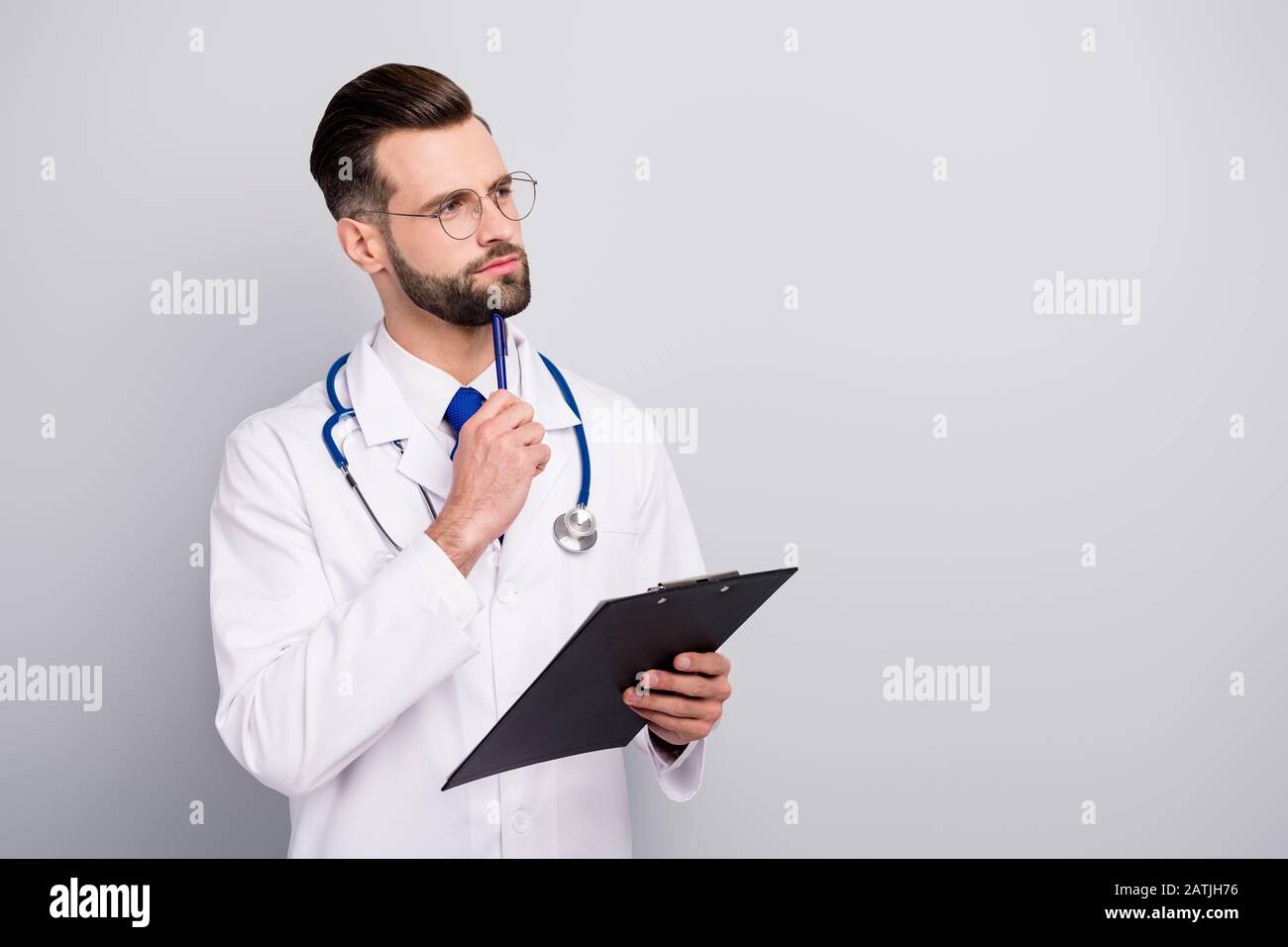 Profil Seitenansicht Portrait von nettem attraktivem cleverem, fokussiertem, nachgebärenden Dokument zur Erstellung einer Therapiestrategie zum Verfassen von Krankheitsverlaufsdokumenten Stockfoto