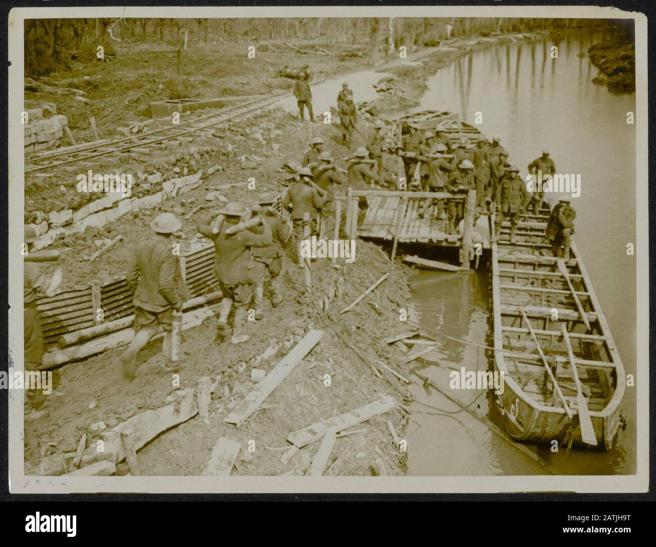 Beschreibung der Westfront: Laden von Pontonbooten mit Munition Anmerkung: Die Westfront. Soldaten laden Munition Lastkähne Datum: {1914-1918} Schlüsselwörter: WWI, Fronten, Soldaten, Munition, Pontons Stockfoto