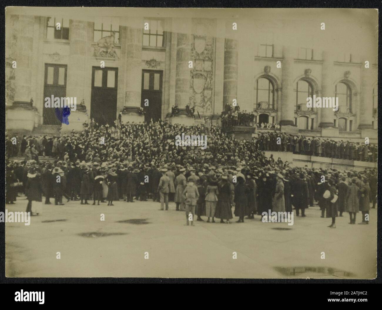 Beschreibung: Crowd citizens in the building of the Reichstags in Berlin to be addressed by a Mitglied des Arbeiter- und soldatenrates der Stadt in November 1918 Datum: 1. Dezember 1918 Ort: Berlin, Deutschland Schlagwörter: Menge, Revolution, Reden, Kolumnen Stockfoto