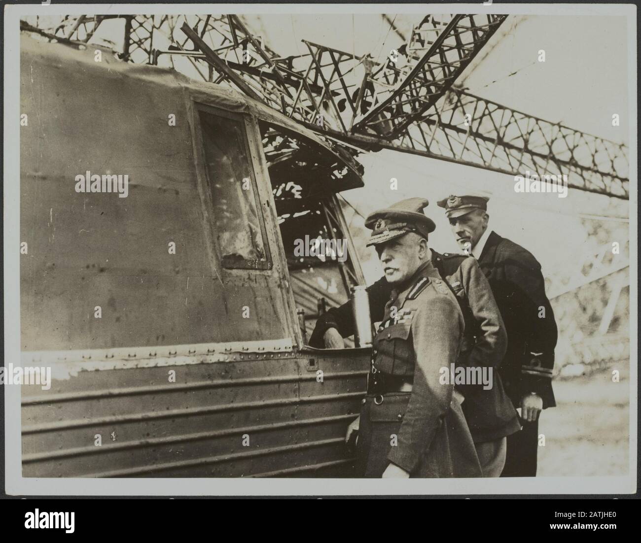 Foto des 2. Zepelins Vom 24.09.1916 Beschreibung: Lord French inspecting one of the Gondolas Annotation: Zepelin Photo Shot Down on 24 September 1916. Militärkommandant Lord John French inspiziert eine der Gondeln Datum: 24. September 1916 Standort: Großbritannien Schlagwörter: Kommandeure, First World, Gondolas, Wrackteile, Blimps Personenname: Französisch. John Stockfoto