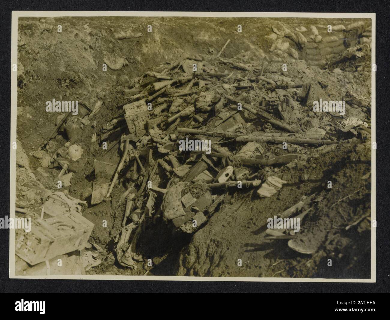 An der Vorderseite Beschreibung: Ein von den Kanadiern gefangener deutscher Graben an der Somme-Front Anmerkung: An den vorderen Linien. Die Kanadier nahmen am Somme-Datum den deutschen Graben an der Front ein: {1914-1918} Ort: Frankreich, Somme-Schlüsselwörter: WWI, Fronten, Schützengräben, Eroberung Stockfoto