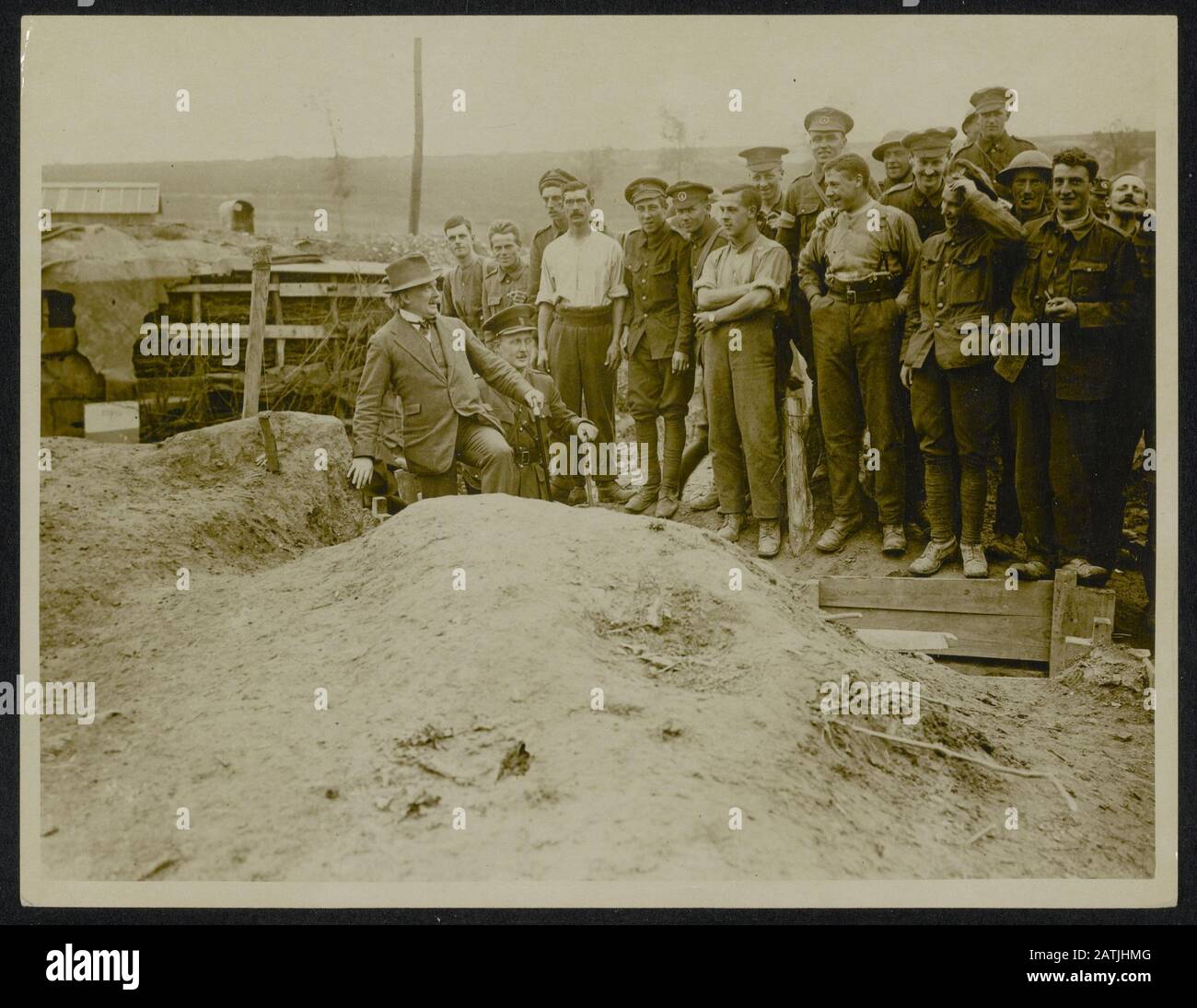 Die Front in Frankreich Beschreibung: Herr Lloyd George chats mit einigen Tommies über das herauskommen eines Deutschen Dug Out Annotation: Die Front in Frankreich. David Lloyd George spricht mit einigen britischen Soldaten, als er ein deutscher Versteck war, verlässt Datum: {1914-1918} Ort: Frankreich Schlüsselwörter: WWI, Fronten, Soldaten, Politiker Personenname: Lloyd George, David Stockfoto