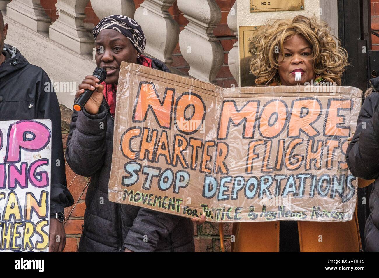 London, Großbritannien. Februar 2020. Eine schwarze Frau spricht über den Protest Der Bewegung für Gerechtigkeit außerhalb der jamaikanischen Hohen Kommission, die von Jamaika verlangt, dass sie die rassistischen Abschiebungsflüge Großbritanniens nicht mehr akzeptiert. Sie sagen, dass es sich um ein modernes Äquivalent von Slave-Schiffen handelt, wobei Deportierte zwischen den Wachen für die Flucht eingesetzt werden. Zu den Beschlagnahmten gehören viele aus Windrush-Familien, die hier die meiste Zeit ihres Lebens gelebt haben, aber nicht in der Lage sind, die geforderten erschöpfenden Unterlagen zu erstellen und selten die Möglichkeit haben, ihren Fall richtig anzufechten. Peter Marshall/Alamy Live News Stockfoto