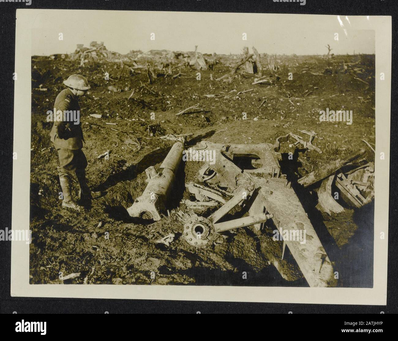 Mit den Kanadiern an der Westfront Beschreibung: Eine zerstörte deutsche Feldpistole an der kanadischen Front Anmerkung: Die Kanadier in der großen Schlacht. Verwüstete deutsche Waffe an der kanadischen Front Datum: {1914-1918} Schlüsselwörter: WWI, Fronten, Waffen, Soldaten, Zerstörung Stockfoto