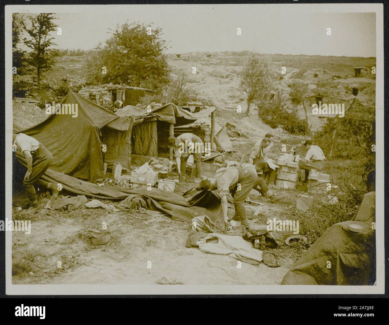 Beschreibung der British Western Front: Once Boche Country. [Rechts]: Offiziere Durcheinander bei Anmerkung: Britische Westfront. Ehemals deutsches Territorium, das derzeit von den Briten gehalten wird. Im Hintergrund Mittagessen Offiziere Datum: {1914-1918} Schlüsselwörter: WWI, Fronten, Offiziere, Soldaten, Essen Stockfoto