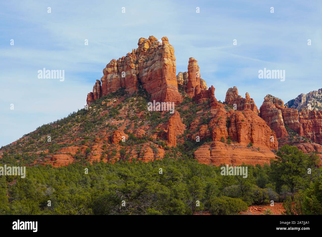 Die spektakulären Nachmittagsfarben von Sedonas legendärer Camel Head Rock Sandstein-Formation. Stockfoto