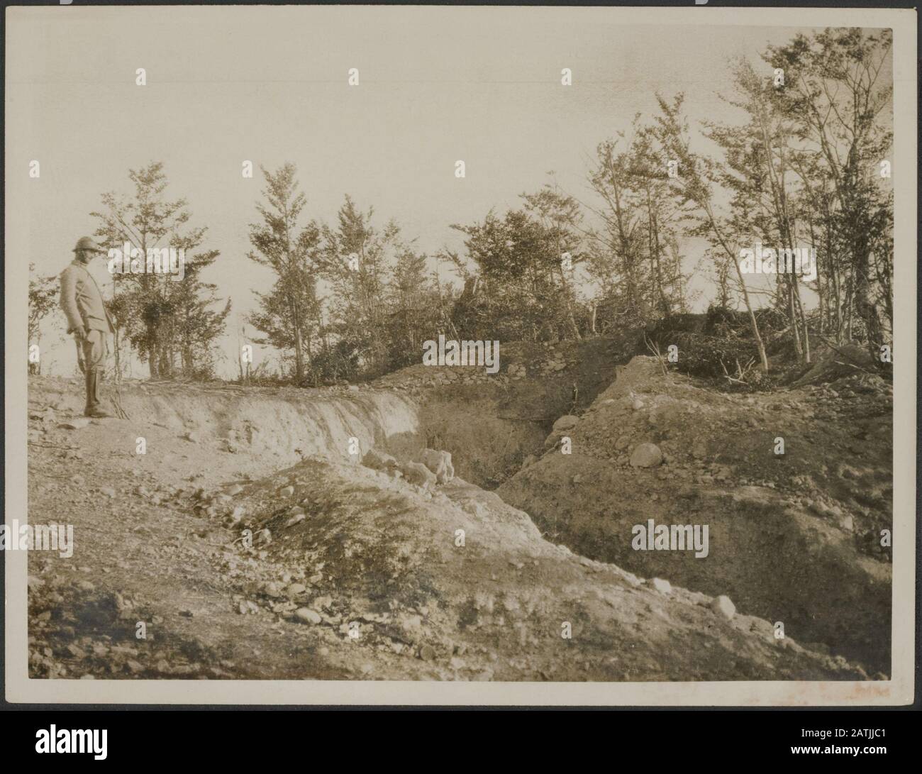 Beschreibung der Salonica-Front: Eine der vielen großen Dugouts, Die von den deutschen Ingenieuren für den Einsatz der Bulgare gebaut wurden. Sie haben nun aber Knochen von den Serben genommen. Anmerkung: Die Vorderseite der Salonika. Eines der vielen Unterkünfte, die von deutschen Ingenieuren für die Bulgaren im Bau waren. Sie sind aber jetzt von den Serben besetzt. Datum: {1914-1918} Ort: Griechenland, Schlüsselwörter von Saloniki: 1. Weltkrieg, Fronten, Schutzräume, Soldaten Stockfoto