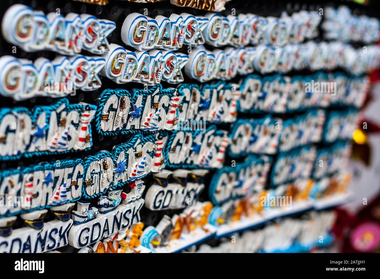 Reihen von Souvenirs mit Kühlschrankmagnet aus Gdansk werden auf der Stillzeit ausgestellt Stockfoto