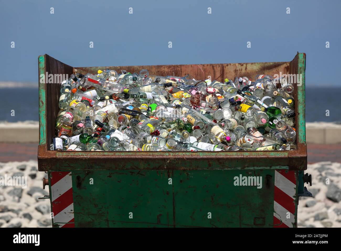 Die Flaschenbank wurde von den Bewohnern von Langeoog - einer ostfriesischen Insel - gefüllt. Der Container wird per Schiff transportiert. Stockfoto