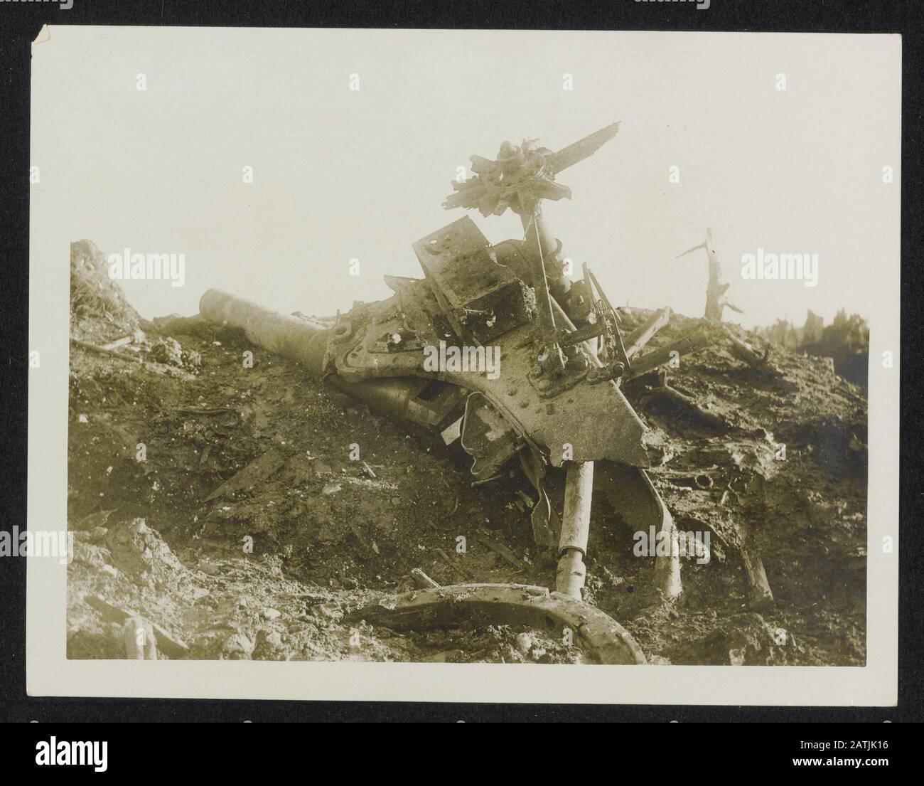 Mit den Kanadiern an der Westfront Beschreibung: Ein deutsches Geschütz, nachdem unsere Artillerie damit durchgekommen war. Vor Ort von den Kanadiern aufgenommen Anmerkung: Die Kanadier in der großen Schlacht. Deutsche Waffe, nachdem die kanadische Artillerie ihre Aufgabe erledigt hat. Am Boden der Kanadier festgehalten Datum: {1914-1918} Schlüsselwörter: WWI, Fronten, Waffen, Soldaten, Zerstörung Stockfoto