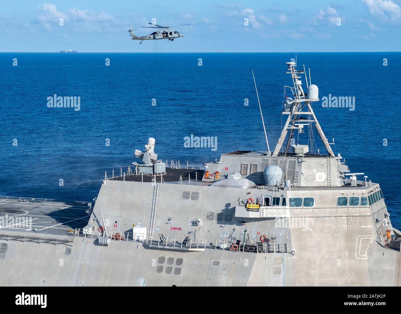 Ein Hubschrauber der US Navy MH-60S Sea Hawk des Helikopters Sea Combat Squadron 23 schwebt über dem Für Die Unabhängigkeit bestimmten Littoral Combat Ship USS Montgomery während der Operationen am 28. Januar 2020 im Südchinesischen Meer. Stockfoto