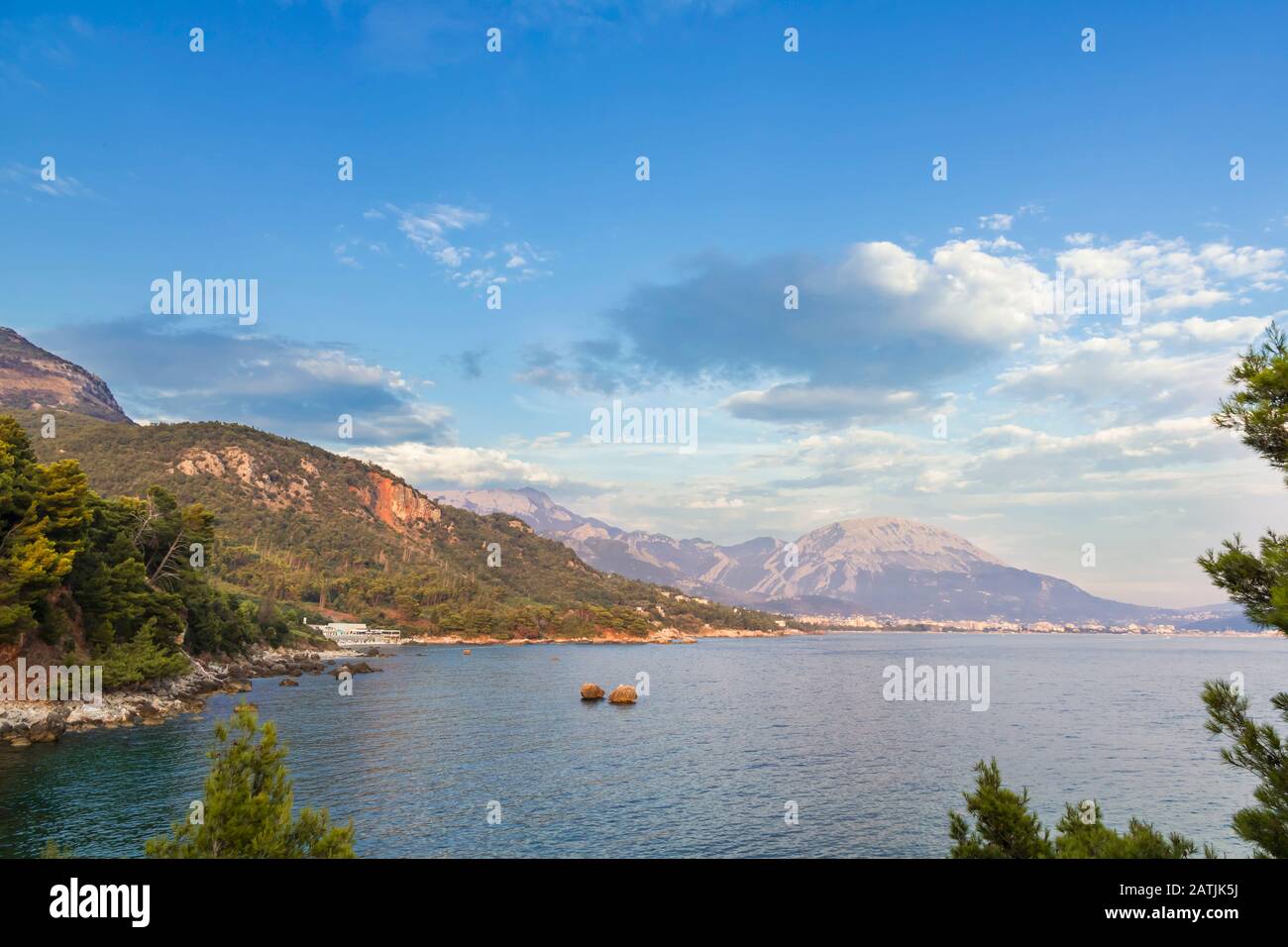 Küste der Adria. Wasser und Berge in Montenegro. Stockfoto