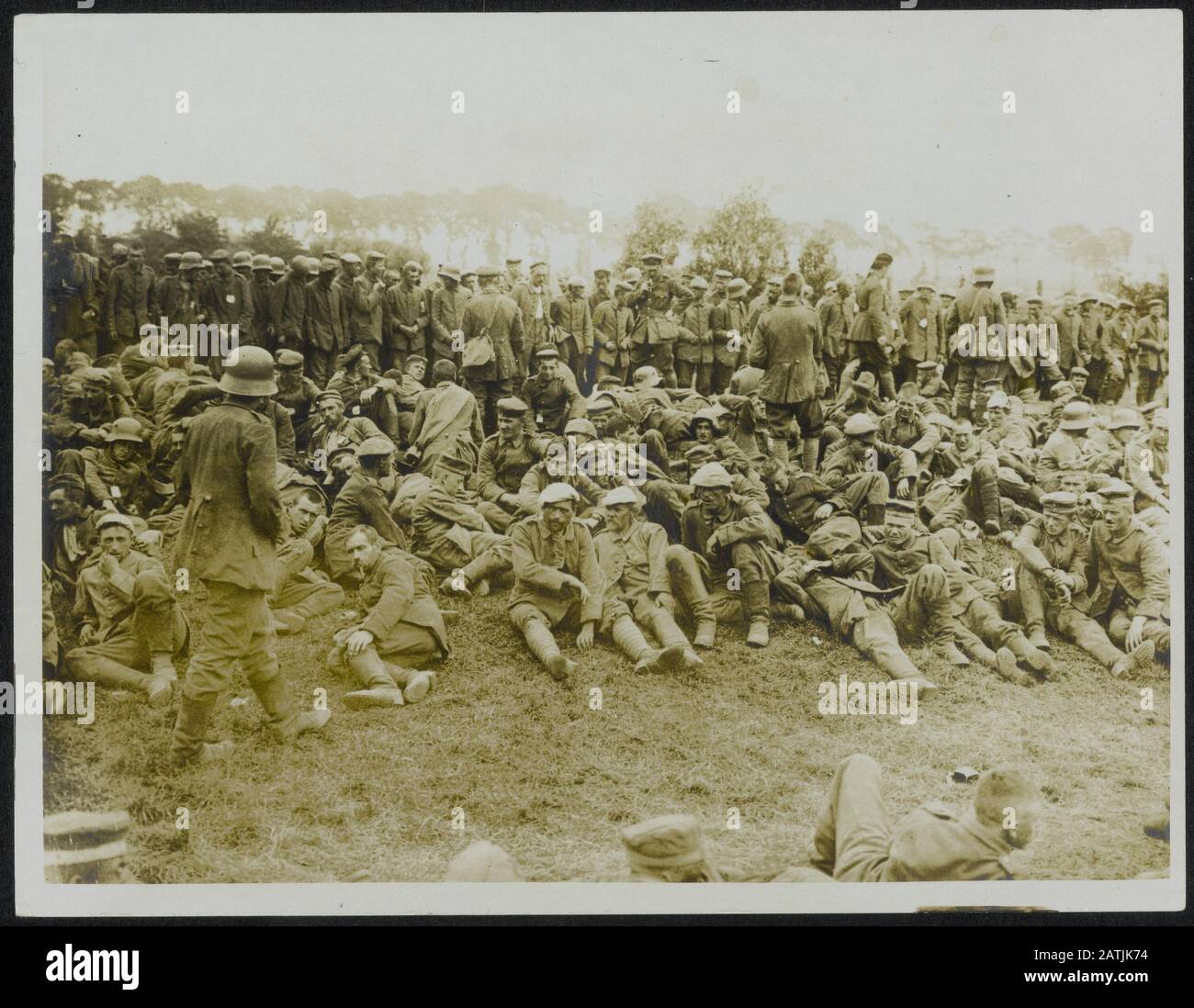Beschreibung der Westfront: Gefangene, die im neuen Vorstoß aufgenommen wurden Anmerkung: Die Westfront. Holen Sie Sich Gefangengenommene deutsche Soldaten nach einem Angriffstermin: {1914-1918} Schlüsselwörter: WWI, Fronten, Kriegsgefangene Stockfoto