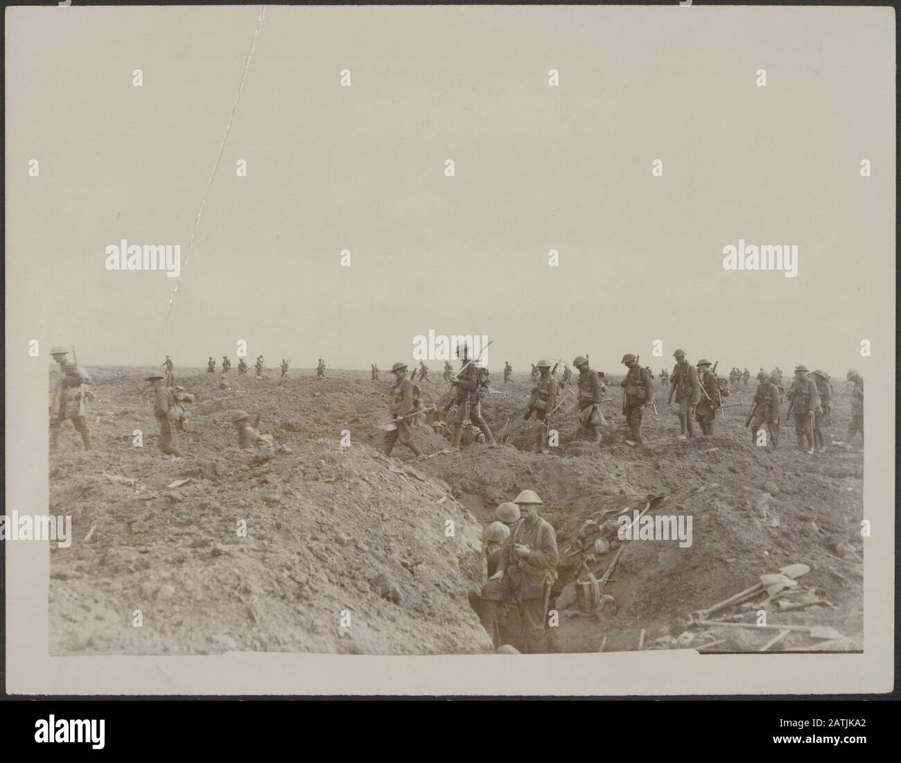 Der große Fortschritt im Westen Beschreibung: Verstärkungen, die in Richtung Flers aufziehen, Sehen Sie, wie sie den vorderen deutschen Trench überqueren wie viele Anhänger wurden am 15. September [1916] Anmerkung: Der große Vormarsch im Westen. Verstärkungen marschieren nach Flers; man sieht sie beim Überqueren des deutschen Frontgrabens am 15. September [1916] erobert Datum: September 1916 Ort: Flers France Schlüsselwörter: WWI, Fronten, Schützengräben, Soldaten Stockfoto