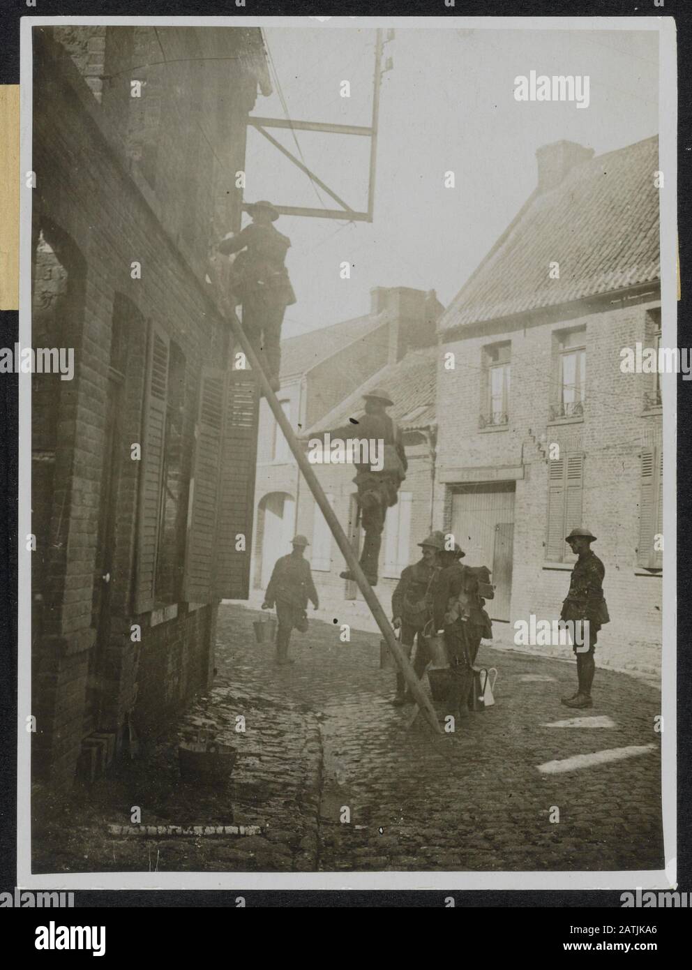 Die britische Westfront in Frankreich. Die deutsche Offensivbeschreibung: Feuer ausbrechen, um die Ausbreitung zu verhindern. Es wurde von einer deutschen Shell Annotation gestartet: British Western Front in Frankreich. Die deutsche Offensive. Britische Soldaten löschen einen Brand, um eine Expansion zu verhindern. Der Brand wurde durch eine deutsche Schale verursacht. Datum: {1914-1918} Ort: Frankreich Schlagwörter: Feuerlöscher, erster Weltkrieg, Fronten Stockfoto