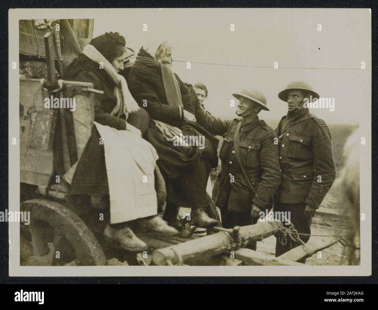 Die britische Westfront in Frankreich. Die deutsche Offensivbeschreibung: Flüchtlinge auf Dem Weg zur Sicherheitsnotation: Die deutsche Offensive an der Westfront in Frankreich. Britische Soldaten unterhalten sich mit Flüchtlingen in Sicherheitsfeststellungsdatum: {1914-1918} Ort: Frankreich Schlüsselwörter: WWI, Fronten, Soldaten, Flüchtlinge Stockfoto