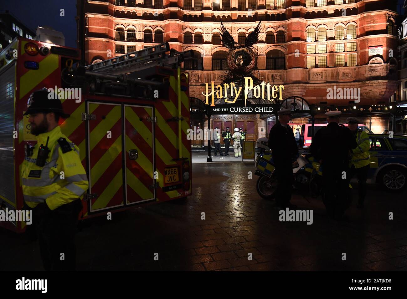 Polizei und Feuerwehrleute im Cambridge Circus nach einem zweiten Weltkrieg wurden zwei Bomben in der Dean Street im Zentrum Londons entdeckt. Stockfoto
