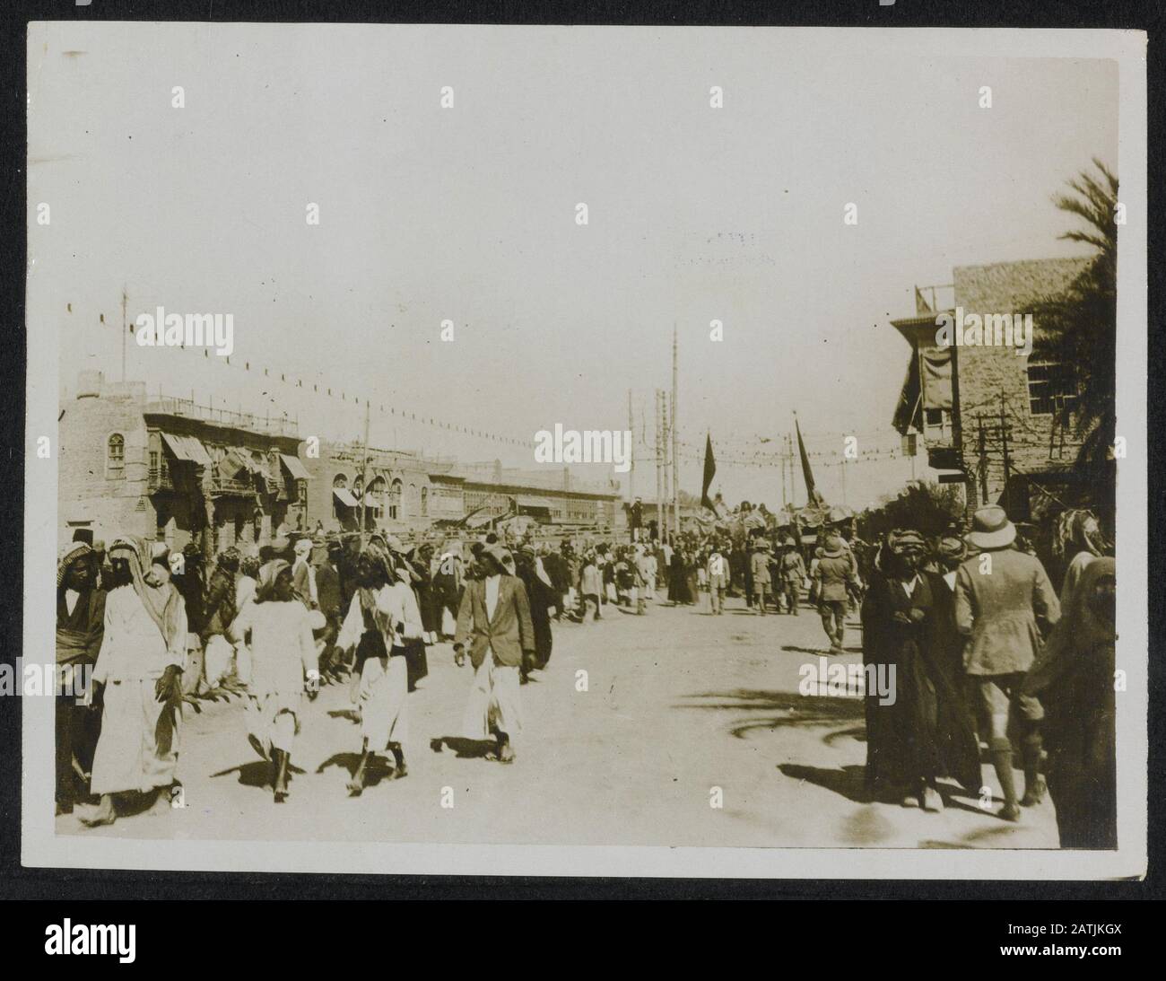 Offizielle Fotografien aus Mesopotamien Beschreibung: Prozession in den Straßen Basras. Anmerkung: Fotos aus Mesopotamien. Prozession Zivilisten in den Straßen von Basra. Datum: {1914-1918} Ort: Basra, Irak, Mesopotamien Schlüsselwörter: Bürger, erste Welt, Städte Stockfoto