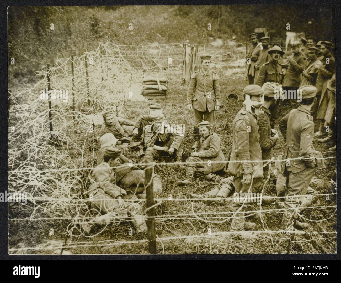 Die Front in Frankreich Beschreibung: In Ihrem Käfig ruhen. Boche Gefangene nahmen am 13. St. Pierre Divion Annotation: Die Front in Frankreich. Deutsche Kriegsgefangene in St. Pierre Divion wurden [13. November 1916] eingenommen Datum: 13. November 1916 Standort: Frankreich, Saint-Pierre Divion Schlüsselwörter: WWI, Fronten, Kriegsgefangene Stockfoto