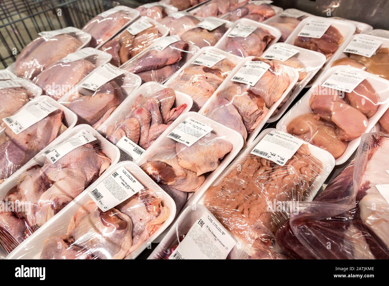 Samara, Russland - 7. September 2019: Schaufenster mit frischem rohem Hühnerfleisch auf dem Hypermarkt Stockfoto