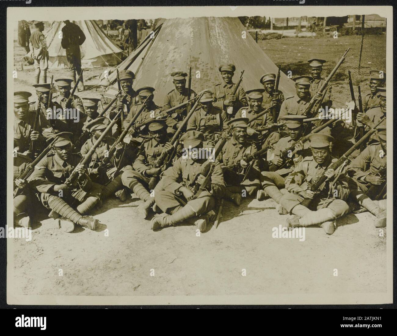 Die Front in Frankreich Beschreibung: Ein paar Leute oder eine westindische ROP. Die darauf bedacht sind, die Hunnen Annotation zu treffen: Die Front in Frankreich. Mitglieder eines Westindischen Regiments, das sich mit den Deutschen zusammenfand, fürchten Datum: {1914-1918} Ort: Frankreich Schlüsselwörter: WWI, Fronten, Soldaten Stockfoto