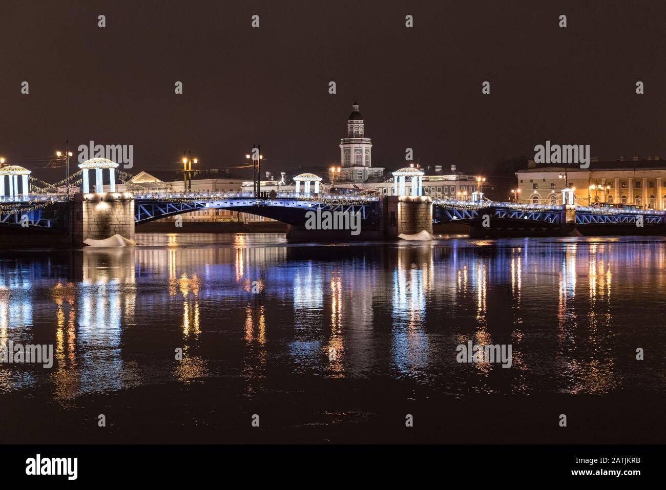 Blick auf die Schlossbrücke mit festlichen Lichtern für das neue Jahr. Sankt-Peterburg, Russland. Stockfoto