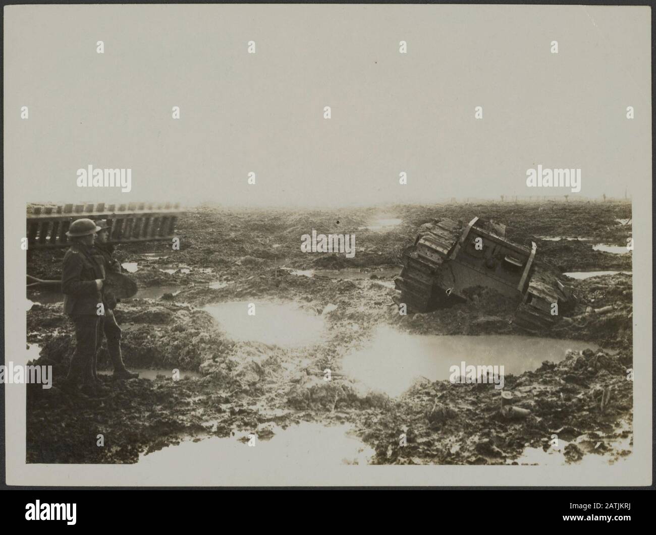 Die britische Westfront in Frankreich. Die deutsche Offensivbeschreibung: Szene auf dem Flanders Battlefield. Anmerkung: Die britische Westfront in Frankreich. Die deutsche Offensive. Szene auf dem Schlachtfeld in Flanders. Datum: {1914-1918} Ort: Belgien, Flandern-Schlüsselwörter: Weltkrieg, Fronten, Schlamm, Soldaten Stockfoto