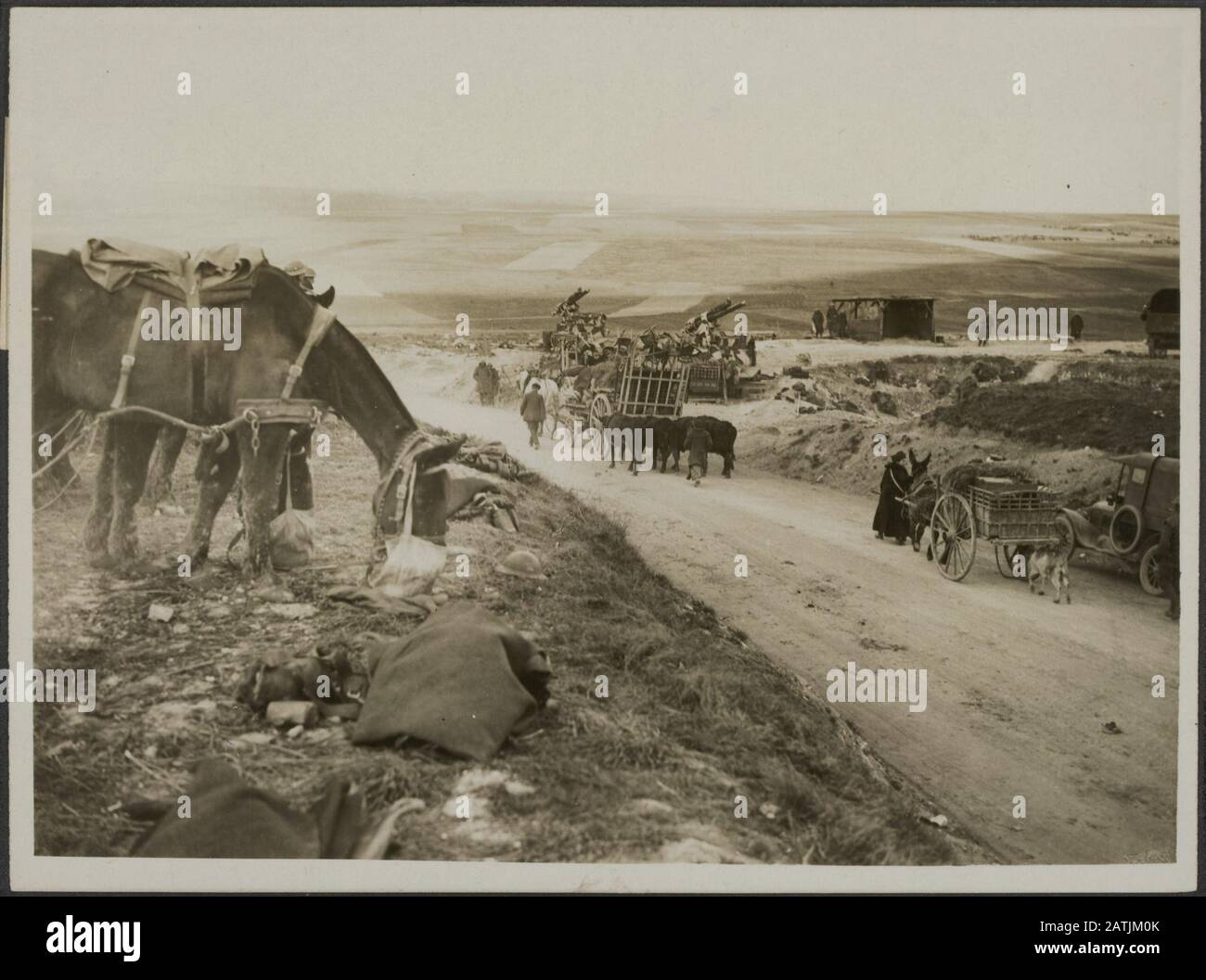 Die britische Westfront in Frankreich. Die deutsche Offensivbeschreibung: Szene am Straßenrand. Anmerkung: Die britische Westfront in Frankreich. Die deutsche Offensive. Szene auf dem Weg: Soldaten und Flüchtlinge. Datum: {1914-1918} Ort: Frankreich Schlagwörter: Angriff, erster Weltkrieg, Fronten, Soldaten, Pferde, Flüchtlinge Stockfoto
