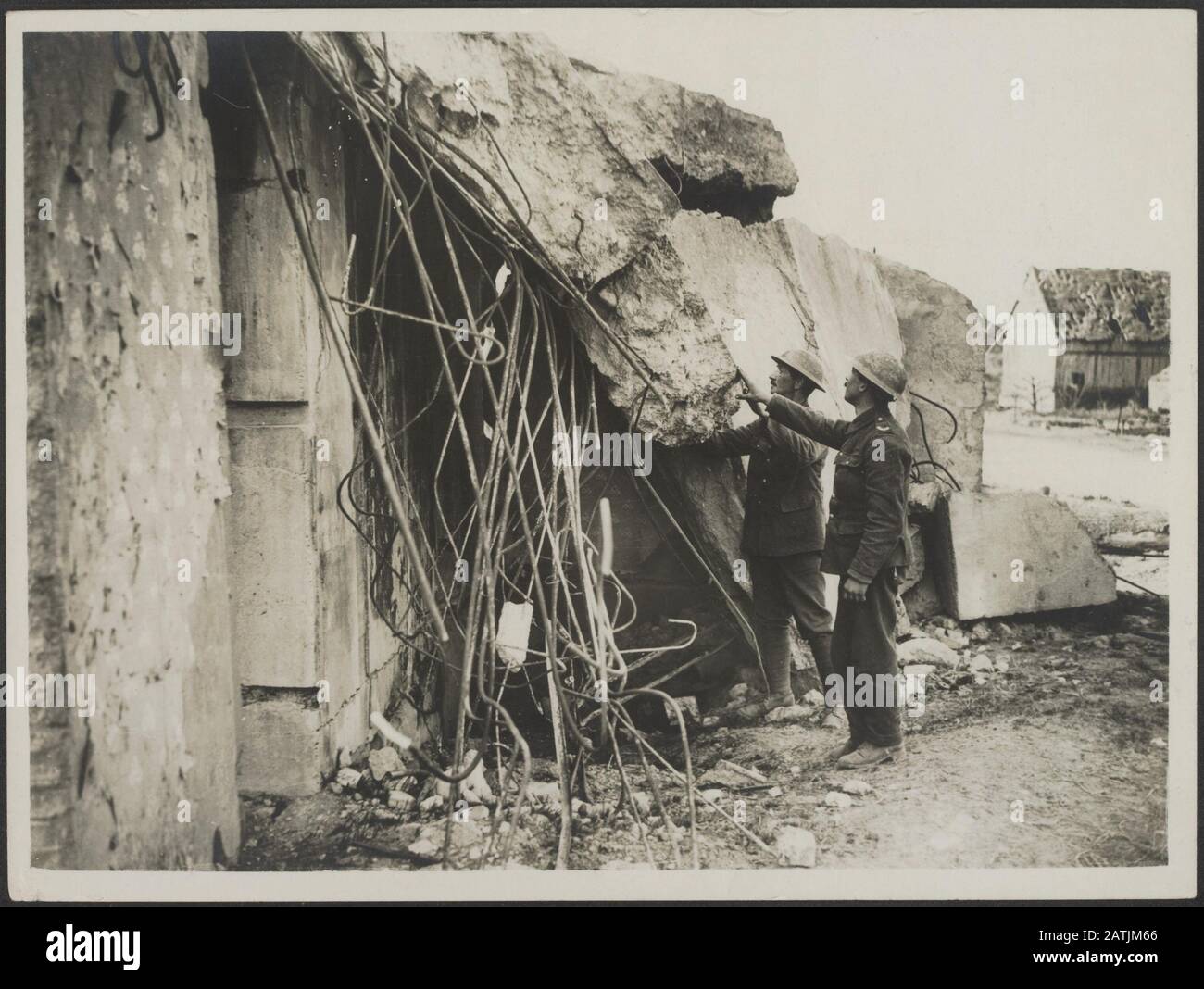 Die britische Westfront in Frankreich Beschreibung: Eine riesige deutsche Waffenposition, nachdem sie strafft wurde. Anmerkung: Die britische Westfront in Frankreich. Installationsort einer riesigen deutschen Waffe, nach dem Schuss. Datum: {1914-1918} Ort: Frankreich Schlüsselwörter: Weltkrieg, Fronten, Waffen, Soldaten, Zerstörung Stockfoto