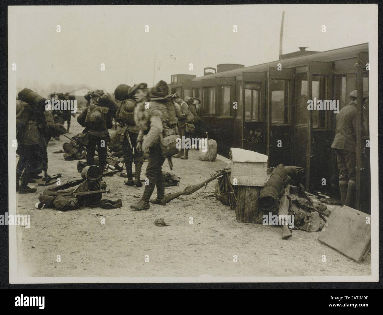 Britische offizielle Fotografien aus Italien Beschreibung: Scotch Truppen treffen irgendwo in Italien ein. Anmerkung: Offizielle britische Fotos aus Italien. Schottische Truppen kommen mit dem Zug irgendwo in Italien an. Datum: {1914-1918} Ort: Italien Schlüsselwörter: 1. Weltkrieg, Soldaten, Eisenbahn Stockfoto