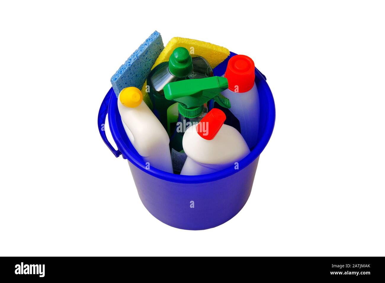 Verschiedene Reinigungsmaterialien in blauem Eimer, isoliert auf weißem Hintergrund. Reinigungsmittel und Haushaltsmittel. Isolieren. Nahaufnahme. Stockfoto Verschiedene Reinigungsmaterialien in blauem Eimer, isoliert auf weißem Hintergrund. Reinigungsmittel und Haushaltsmittel. Isolieren. Nahaufnahme. Stockfoto