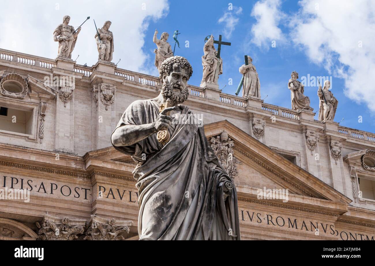 Statue des heiligen Petrus, die Schlüssel zu den Toren des Himmels mit den heiligen Statuen und der Jesusstatue hinter dem Petersplatz, der Vatikanstadt, Rom, Italien hält. Stockfoto