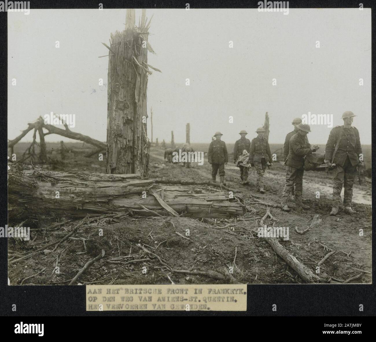 Die Westfront in Frankreich Beschreibung: Szene an der Amiens-St.Quentin Road. Tragenträger bei der Arbeit Anmerkung: Britische Westfront in Frankreich. Auf der Straße von Amiens-St.Quentin. Transport von Verletzten. Tragenträger Arbeitsdatum: {1914-1918} Standort: Amiens, Frankreich, Saint Quentin Schlüsselwörter: Tragenträger, Fronten Des Ersten Weltkriegs, verwundete Soldaten Stockfoto