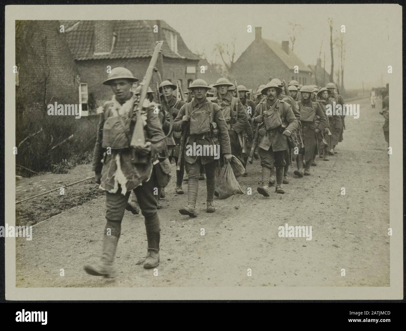 Die Front in Frankreich. Beschreibung der deutschen Offensive: Einige der galanten 55. Gehen nach harten Kämpfen kurz zur Ruhe Anmerkung: Die Front in Frankreich. Die deutsche Offensive. Soldaten vom 55. Bis zur Ruhe nach hartem Kampf Datum: {1914-1918} Ort: Frankreich Schlüsselwörter: WWI, Fronten, Soldaten, Pausen Stockfoto