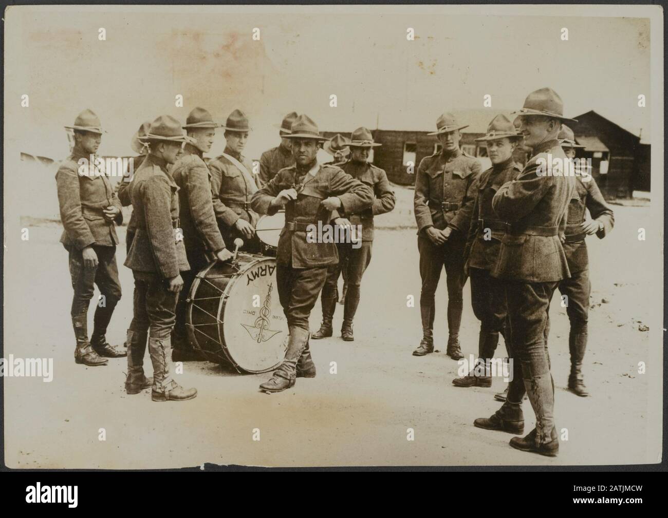 Beschreibung der British Western Front: Einige der ersten Amerikaner an der Front. Einige der Mitarbeiter des Krankenhauses. Anmerkung: Die britische Westfront in Frankreich. Einige der ersten Amerikaner an die Front. Einige Mitarbeiter des Krankenhauses. Datum: 1917 Ort: Frankreich Schlagwörter: WWI, Fronten, Verbündete, Gesundheit Stockfoto