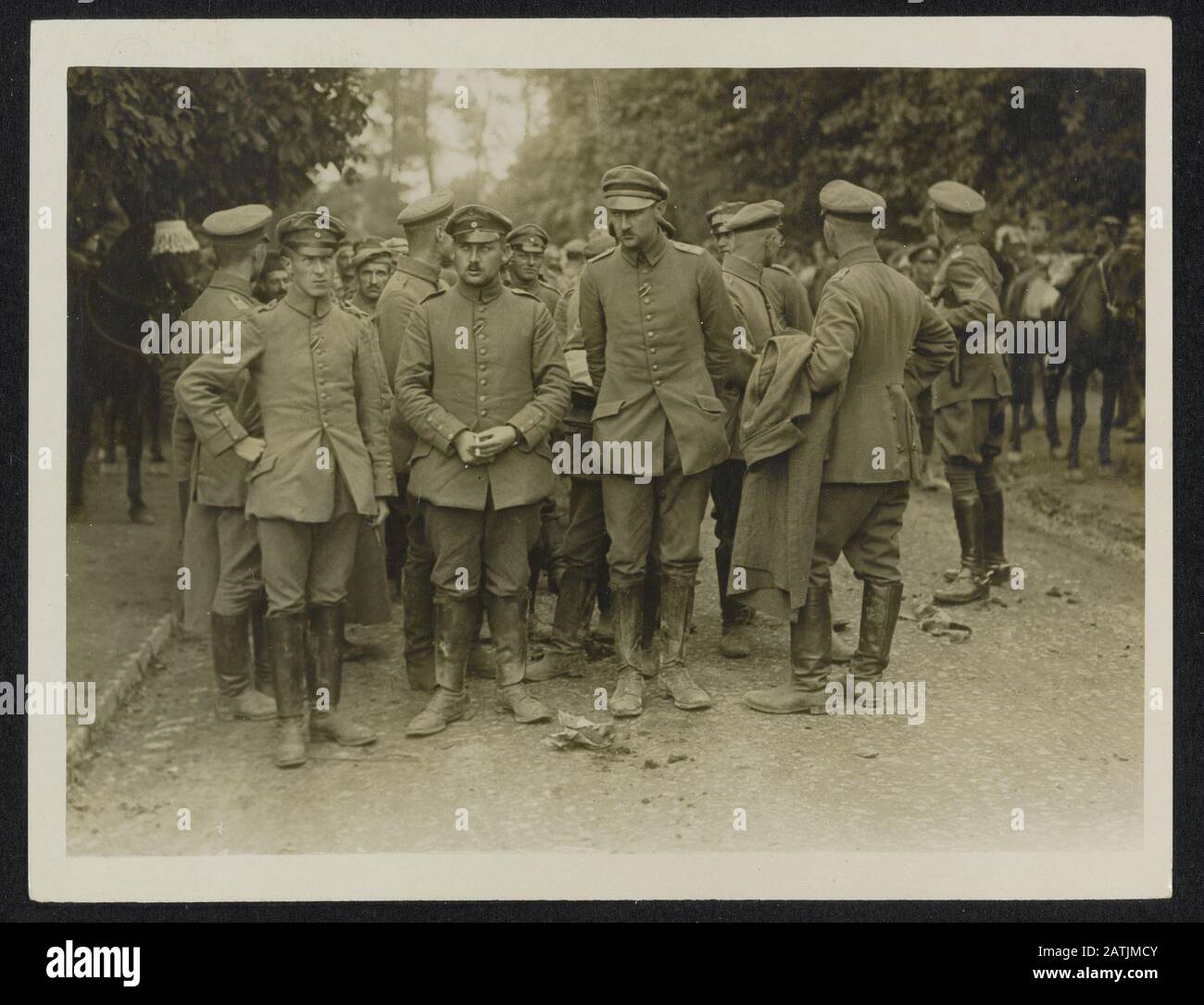 An der Front Beschreibung: Einige deutsche Offiziere, die von den Kanadiern in der Somme-Anmerkung gefangen genommen wurden: An den vordersten Linien. Nur von Kanadiern gefangengenommene deutsche Offiziere an der Somme Datum: {1914-1918} Ort: Frankreich, Somme Schlüsselwörter: WWI, Fronten, Kriegsgefangene, Offiziere Stockfoto