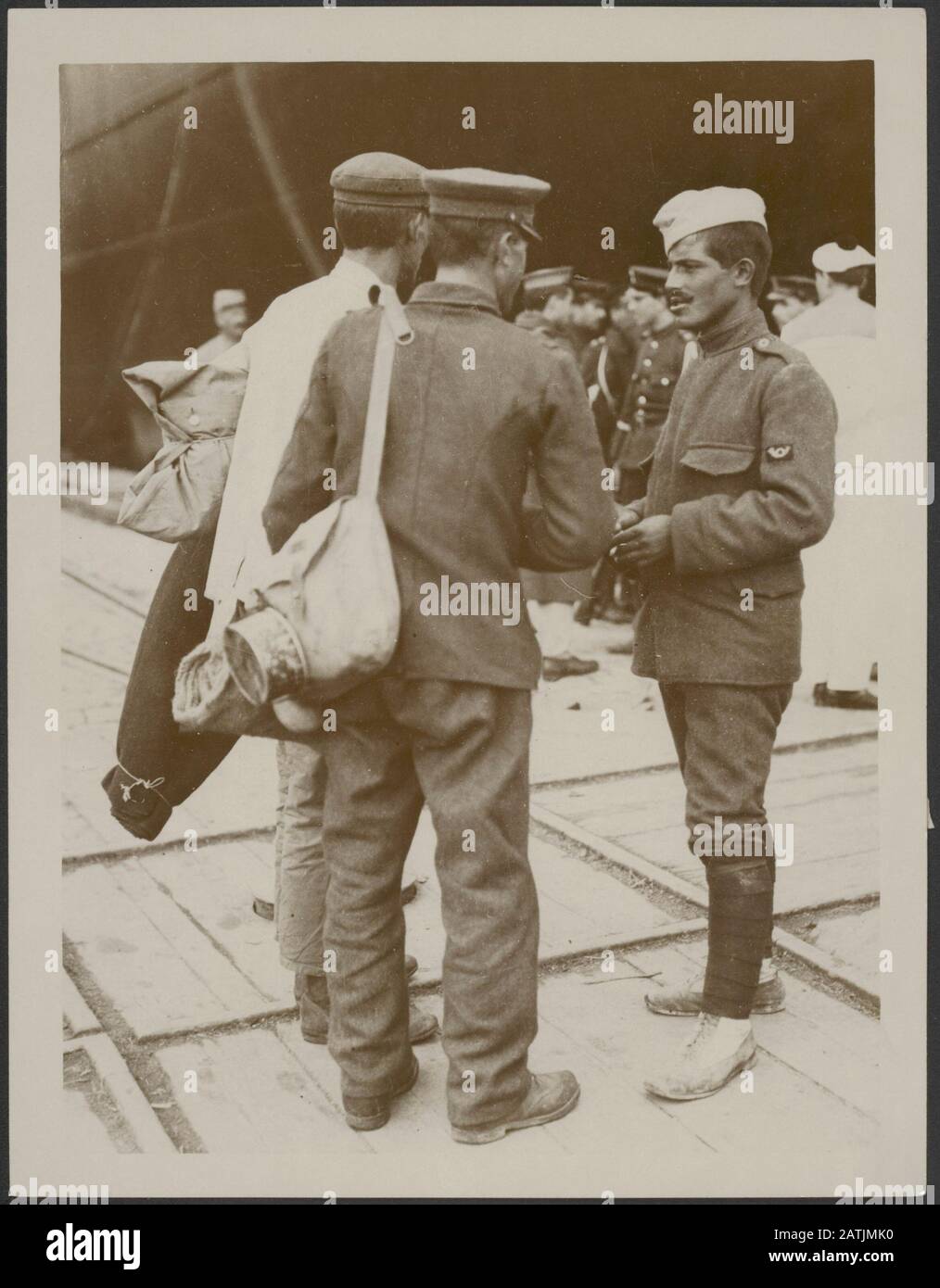 Die Griechen, die gegen die Bulgaren kämpften, beschrieben: Noch eine andere Uniform bei Salonica. Ein griechischer Freiwilliger, der die Uniform von Khaki, dunkelblauen und hellblauen Putties trägt, spricht mit zwei der Männer, die einen Teil der Affäre bei Serres abgefeuert haben, wo sich die Griechen gegen die bulgarische Advance Annotation wehrten: Die Griechen kämpften mit den Bulgaren. Ein griechischer Freiwilliger mit der Khaki-Uniform mit dunklem Putt und hellblauem Hut spricht mit den Männern, die an den Kämpfen in Serres teilnahmen, bei denen der bulgarische Vormarsch der Griechen widerstanden Datum: {1914-1918} Ort: Griechenland, die Schlüsselwörter von Saloniki: WWI, Frontsoldaten, vol Stockfoto