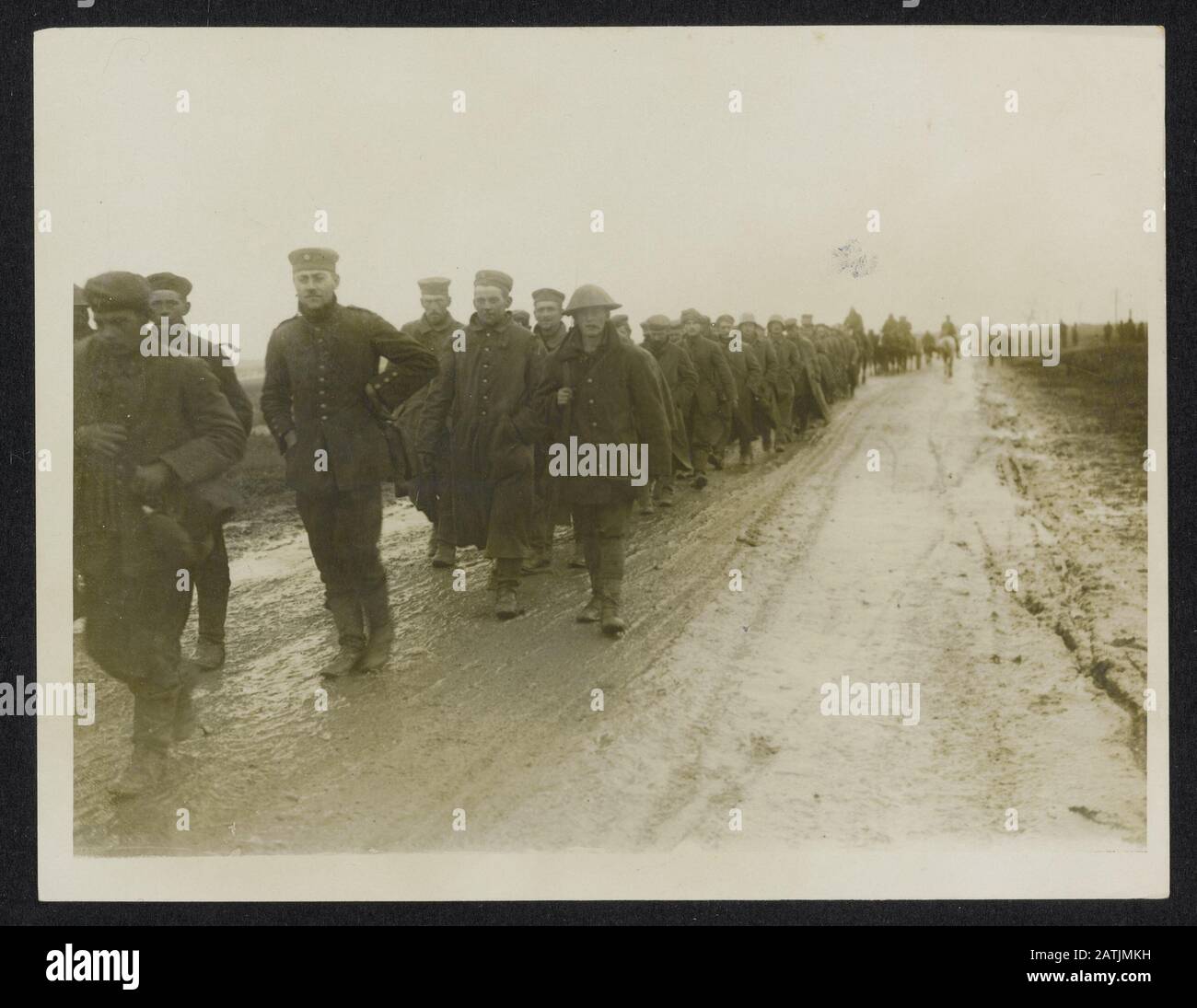 An der Front Beschreibung: Einige Gefangene, die von den Kanadiern im Sturm von Regina Trench Annotation gefangen genommen wurden: An den vorderen Linien. Kanadische Soldaten mit deutscher Kriegsgefangenen im Regina-Graben [bei Courcelette.] Datum: September 1916 Ort: Courcelette, Frankreich Schlüsselwörter: WWI, Fronten, Kriegsgefangene, Soldaten Stockfoto