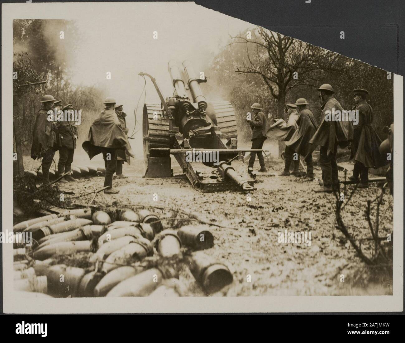Die Front in Frankreich Beschreibung 'Strafing 'The Hun in the strömendes Rain Annotation: The Front in France. Schüttung der Deutschen im strömenden Regen Datum: {1914-1918} Ort: Frankreich Schlagwörter: WWI, Fronten, Gewehre, Niederschläge, Soldaten Stockfoto