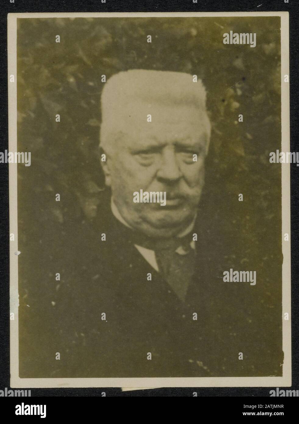 Beschreibung: Für Rijswijk im Alter von 71 Jahren starb Major im Ruhestand in der indischen Armee H.E. Munniks der junge Ritter im M.W.O. [Militär-Willemsende] 4. Klasse. Als erster Leutnant nahm er an der Expedition von Aceh Teil, wo er sich besonders auszeichnete. Dafür wurde er mit dem Ehrensaber Sabre ausgezeichnet, der Tapferkeit für das bewilligte Datum zeigte: Januar 1918 Ort: Rijswijk, South Holland Schlüsselwörter: WWI, Militär, Auszeichnungen, verstorben, Porträts Personenname: Munniks de Jong, H.E. Stockfoto