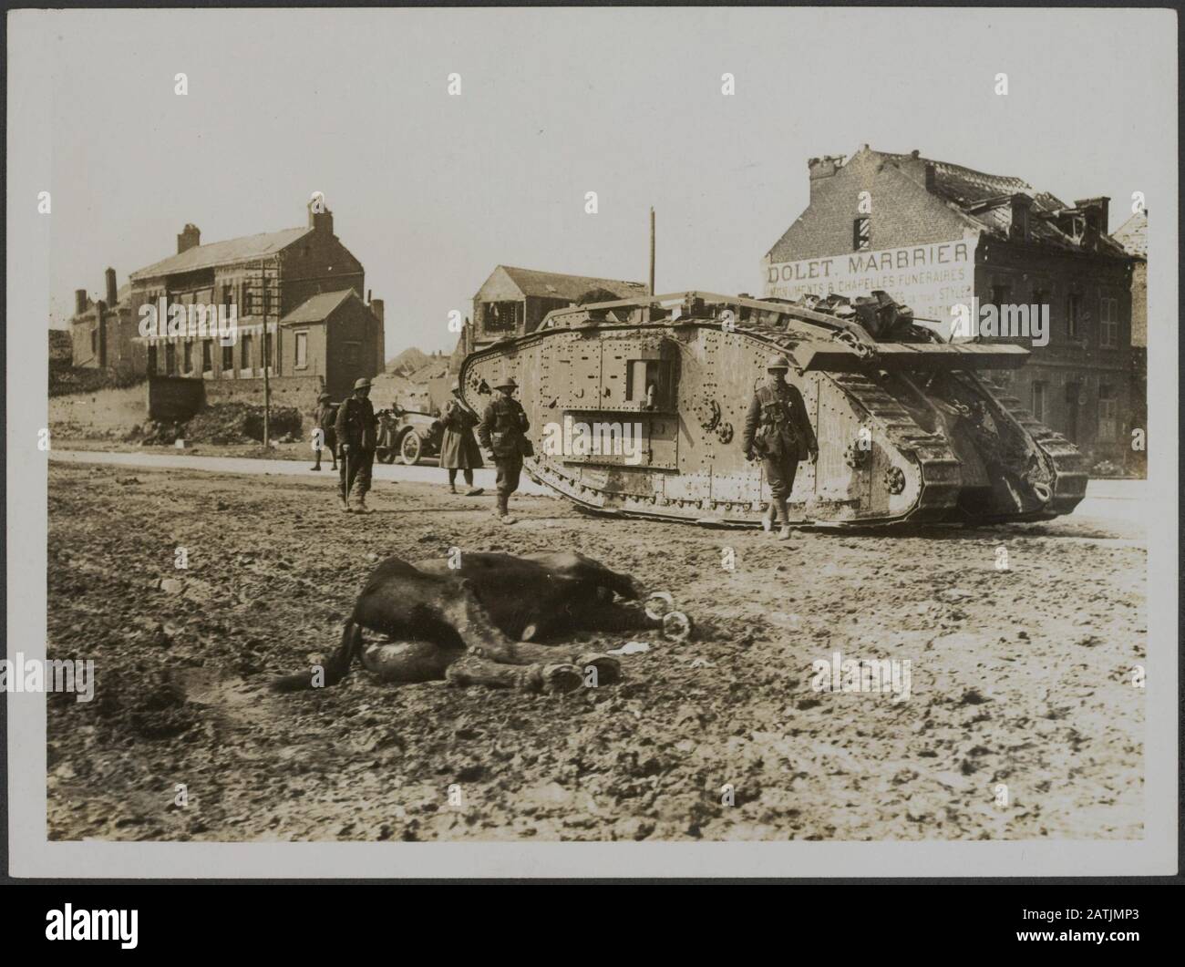 Die Front in Frankreich. Die deutsche Offensivbeschreibung: Panzer bewegt sich, um die deutsche Offensive zu unterstützen. Anmerkung: Die deutsche Offensive. Panzer in einem Dorf in Frankreich auf dem Weg, die deutsche Offensive zu stoppen. Datum: {1914-1918} Ort: Frankreich Schlagwörter: Dörfer, Erster Weltkrieg, Fronten, Soldaten, Panzer Stockfoto