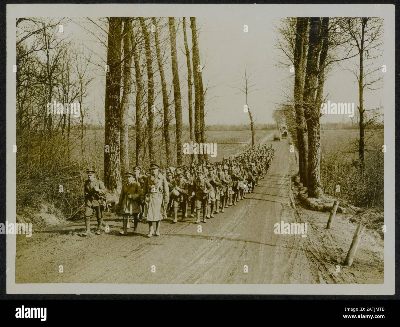 Die britische Westfront in Frankreich. Die deutsche Offensivbeschreibung: Die Jungs, die gute Arbeit geleistet haben, gehen wieder zur Ruhe. Ein Bataillon der Royal Warwickshire Annotation: British Western Front in Frankreich. Die deutsche Offensive. Battalion Soldiers of the Royal Warwickshire Regiment After the Battle Toward a Ruhestätte Datum: {1914-1918} Ort: France Keywords: WWI, Fronten, Soldaten, Rast Stockfoto