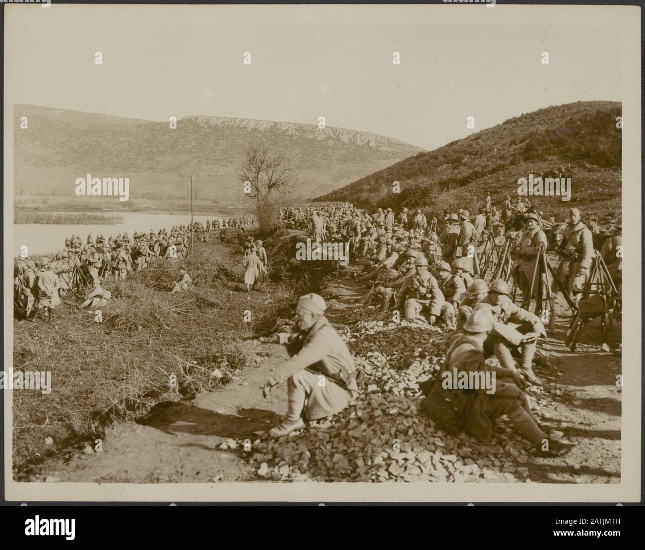 Beschreibung der Salonica-Front: Ein französisches Bataillon, das sich nach einem Biwak auf den marsch vorbereitet. Anmerkung: Die Vorderseite bei Salonika. Ein französisches Bataillon, das sich nach einem Biwak auf einen marsch vorbereitet. Datum: {1914-1918} Ort: Griechenland, Schlüsselwörter von Saloniki: Biwak, erster Weltkrieg, Fronten, Märsche, Soldaten Stockfoto